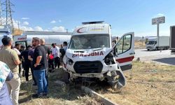 Çorum'da ambulans ve cip çarpıştı: 5 yaralı