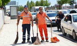 Çorum'da arızalı araca temizlik personelinden destek