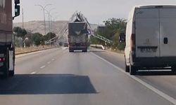 Damper Açık Kamyon Yön Levhasını Devirdi