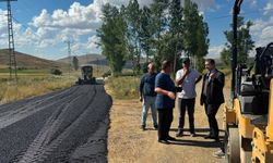 Demirözü Kaymakamı Ahat, vatandaşlarla buluştu ve yol çalışmalarını inceledi