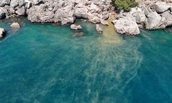 Denize karışan atık su, Antalya kıyılarında suyun rengini değiştirdi