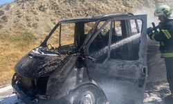 Denizli'de seyir halindeki kamyonet alev alev yandı