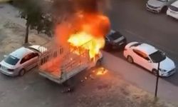 Diyarbakır'da Park Halindeki Kamyonet Yangına Neden Oldu