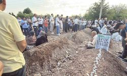 Diyarbakır'daki trafik kazasında hayatını kaybeden 5 kardeş ve 2 yeğen toprağa verildi