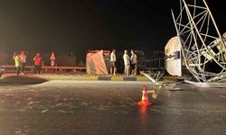 Dorseyi açık unutan tır, levhalara çarparak devrildi
