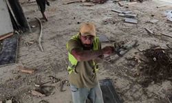Dronun aniden çıkması işçiyi korkuttu, arkadaşları güldü
