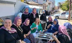 Düğün konvoyunu durduran kadınlar yol ortasında eğlendi