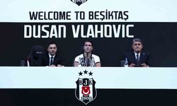Dusan Vlahovic, 20 bin taraftar önünde Beşiktaş'a imza attı