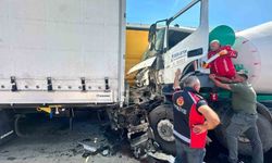 Edirne'de beton mikseri park halindeki iki tıra çarptı: 1 kişi yaralandı