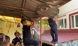 Edirne'de çatıya çıkan kişi, ekiplerin yardımıyla indirildi