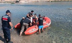 Eğil'de su baskınına mahsur kalan 10 kişi botla kurtarıldı
