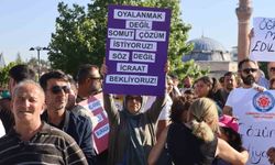 Eğitim Kurumundaki Mağdur Veliler ve Öğretmenler Şehir Meydanında Eylem Yaptı