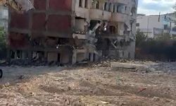 Elazığ'da 5 katlı bina, iş makinesiyle saniyeler içinde yıkıldı
