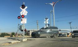 Elazığ'da tren yolu geçidinde tehlikeli anlar