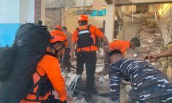 Endonezya'da 7.7 büyüklüğünde deprem: 20 can kaybı var