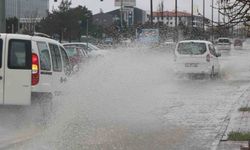 Erzincan'da sağanak yağış sonrası toprak kayması: Sivas yolu trafiğe kapandı