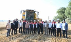 Erzurum Valisi Baruş, meslek lisesinde buğday hasadı etkinliğine katıldı