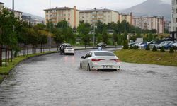 Erzurum'da sağanak yağış trafik akışını durma noktasına getirdi