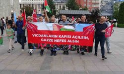 Erzurum'da sağlıkçılar 142. kez Gazze için sessiz yürüyüş yaptı