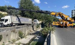 Esenler'de dereye uçan tır 3 saatlik çalışma ile çıkarıldı