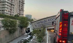 Esenler'de Tır Dereye Uçtu: 1 Yaralı