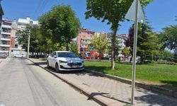 Eskişehir'de Kaldırıma Park Eden Araç, Yayaları Mağdur Etti