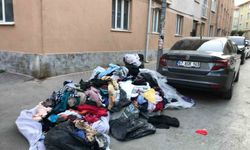 Eskişehir'de Kaldırımı Tıkayan Kıyafet Yığını Tepki Topladı