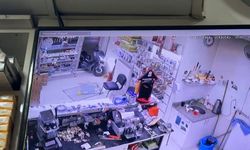 Eskişehir'de motosikletin dükkana girişi güvenlik kamerasında