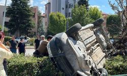 Eskişehir'de ticari araç, ağaca çarpıp takla attı