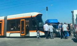 Eskişehir'de tramvay ile hafif ticari araç çarpıştı, seferler aksadı