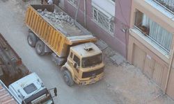 Eskişehir'de yol çökünce belediye kamyonu çukura düştü