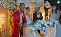 Etili Köyü Muhtarı, Oğlunun Nikahını Kıyıp Evlilik Cüzdanını Verdi