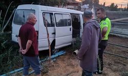 Ev Bahçesine Giren Minibüs Alev Alev Yandı, Ev Sahipleri Söndürdü