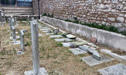 Fatih'te Tarihi Mezar Taşlarına Vandalizm Olayı