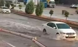 Gaziantep'te aniden bastıran yağmur yolları suyla doldurdu