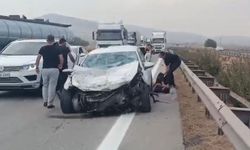 Gaziantep'te Otomobil Tıra ve Bariyerlere Çarptı: 3 Yaralı
