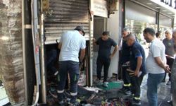 Gaziosmanpaşa'da ayakkabıcıda yangın: Vatandaşlar çatıya sığındı