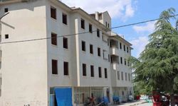 Günyüzü'ndeki eski belediye binası çocuklar için tehlike saçıyor