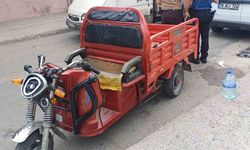 Hafif ticari araç ile elektrikli motosiklet çarpıştı: 5 yaralı