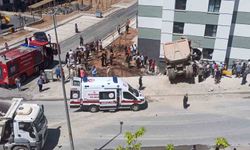 Hafriyat Kamyonu Ev Duvarına Çarptı: Sürücü Yaralı