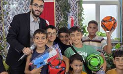 Hediyelerle çocukları cami ve Kur'an kursuna yönlendiriyorlar
