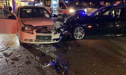 İki otomobil çarpıştı: 2 yaralı