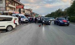 İnegöl'de otomobil çarpıştı, 4 yaralı: Motosikletli çift kazadan son anda kurtuldu