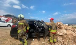 İskenderun'da kayalıklara çarpan araçta sürücü yaralandı