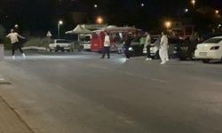 İşlek Caddede Top Oynayan Gençler, Trafiği Tehlikeye Attı