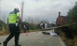 Isparta'da motosikletli genç, kamyonla çarpışarak yaşamını yitirdi