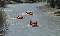 İspir'de Rafting Yarışları Heyecanı: Botlar Alabora Oldu
