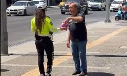 İzmir'de Trafik Polisi Mevlit Kandili'nde Vatandaşlara Çikolata İkram Etti