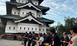 Japonya'da 400 tonluk tarihi kale, bin kişi tarafından taşındı
