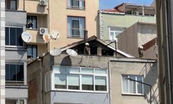Kağıthane'de 3 katlı binanın çatısında yangın paniği